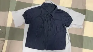兩件衣服被平鋪在床上