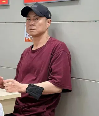 蔡一傑近況曝光，他在茶餐廳低調現身，戴帽難掩抗癌疲態。（取材自抖音）