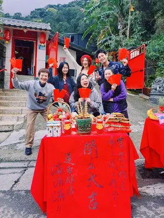 楊子儀（後右起）、田羽安情纏多年，與「阿西」陳博正（左）一家人關係密不可分。翻攝田羽安Anne臉書