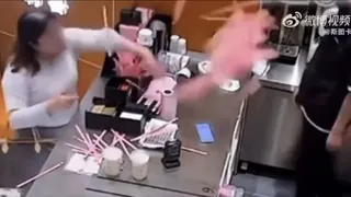 奶茶店漏放吸管 女子暴怒狂朝店员扔吸管泄愤