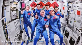 5月25日，在北京航天飛行控制中心飛控大廳拍攝的即時畫面，神舟二十一號、二十三號...