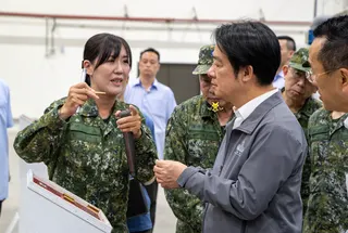 賴清德赴「國防部軍備局生產製造中心第205廠」視導彈藥生產線。 圖：總統府提供