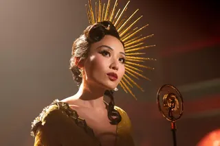 李丽君扮演歌女，蛇蝎美人的设定是黑色电影惯有的元素。（互联网）