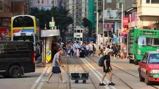 香港天气持续酷热，市民周五在烈日下出行。(图取自香港中通社）