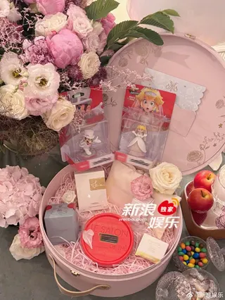 奚夢瑤、何猷君婚禮伴手禮。翻攝新浪娛樂微博