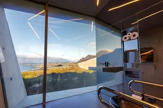 安德島太空發射場（Andøya Spaceport）是歐洲拓展太空版圖的重要基地，由於布克切卡距其不到數公里，從廁所的單面鏡望出去，太空發射場方向的海岸線一覽無遺，且外界完全無法察覺裡面是否有人、或正在進行什麼行動， 故當局認為，這些景觀廁所可能成為間諜「監視」的絕佳地點。 （圖／翻攝自X平台 @gazetadomundo）