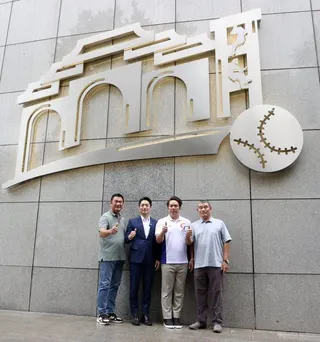 台北市長蔣萬安（左二）上午前往台北小巨蛋出席「台北好球世代交棒」巿立棒球場紀念碑...