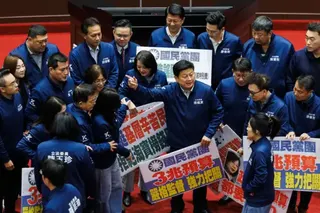在2025年1月21日於台北立法院審議2025年度中央政府預算時，台灣在野黨國民黨（KMT）立法委員作出手勢。