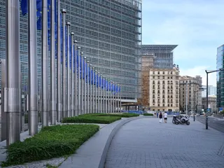 此次针对Temu的处罚出台之际，欧洲正对中国企业在当地销售商品的行为展开更广泛的审查。欧盟委员会目前还在调查Shein和AliExpress——Temu的两家中国竞争对手。