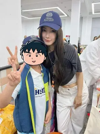 杨颖（右）出席儿子“小海绵”的校园活动。（互联网）