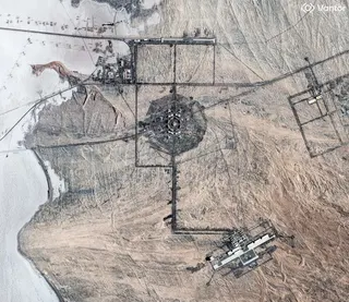 攝於2025年8月4日的衛星照片顯示，中國早在新疆地區建造八角形軍事設施，打造結合發射台、掩體和通訊節點的龐大網絡。路透社