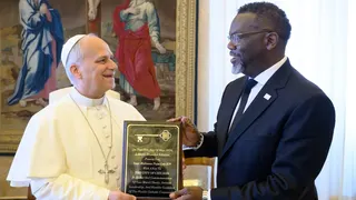 Chicago Mayor Brandon Johnson gifts Pope Leo XIV a key to Chicago