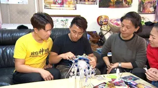 余凱揚（左二）在《寶島神很大》節目中，示範跟著母親余雅惠製作戲曲服飾的道具。翻攝寶島神很大