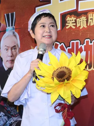 王月收下禮物象徵重生。（趙雙傑攝）