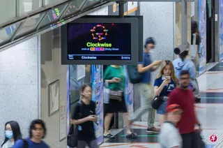 环线地铁站改用“顺时针”或“逆时针”明确显示列车服务方向，减少歧义。 （吴先邦摄）