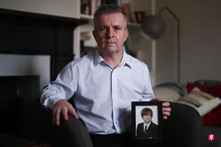 英国男子帕菲特2021年自杀身亡，当时年仅22岁。图为2023年，帕菲特的父亲拿着儿子的遗照。 （法新社）
