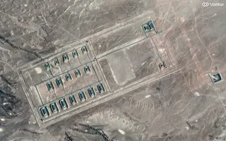 攝於4月30日的衛星照片顯示，中國在新疆地區的八角形軍事設施週邊打造龐大網絡，包括經過加固的武器儲存區。路透社