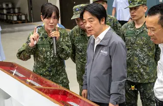 賴清德赴「國防部軍備局生產製造中心第205廠」視導彈藥生產線。 圖：總統府提供