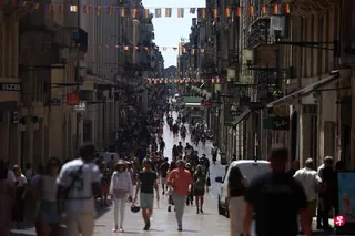 法国第一季度GDP环比下降，图为5月28日，法国波尔多的圣凯瑟琳街（rue Sainte-Catherine）的人流。 （路透社）