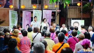 何欣純攜手市議員參選人張耀中同台宣講，展現最強母雞氣勢。(記者許國楨攝)