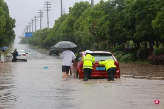 中国重庆、湖南、湖北等地近日接连出现特大暴雨，多项监测数据打破历史极值。图为湖北荆州市遭遇罕见强降雨，5月18日部分地区水位没过成人膝盖。 （中新社）