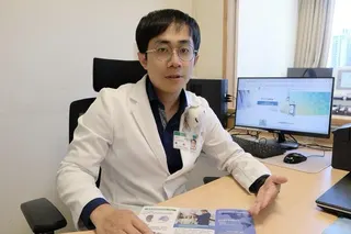 亞東醫院醫師陳昶指出，憂鬱症反覆發作且藥物效果不佳，可能與腦部情緒調節失衡有關。...