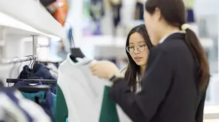兩名女子在選購衣服（資料圖片）