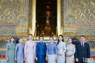 越南第一夫人吳芳麗與泰國副總理夫人查農及雙邊隨行代表在玉佛寺大殿前合影，為外交訪問增添濃厚的文化交流色彩。（來源：สำนักข่าวไทย）