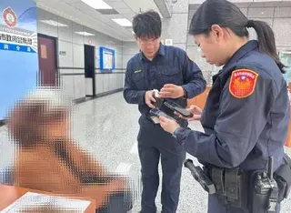 寧夏路派出所處理員警積極確認老奶奶的身分及住址。(圖／記者戴昱弘 翻攝）