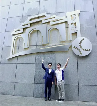 台北市長蔣萬安（左）上午前往台北小巨蛋出席「台北好球世代交棒」巿立棒球場紀念碑落...