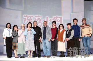 演員辰亞御（左起）、呂曼茵、李璇、丁寧、楊世彭導演、劉亮佐、劉修甫、蔡燦得、王也民、狄志杰與凱爾出席《深夜小狗神秘習題》總彩排。李鍾泉攝