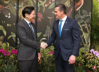 总理兼财政部长黄循财（左）星期五与美国战争部长赫格塞斯会面时，肯定了新美两国互惠互利的持久双边防务伙伴关系。 （数码发展及新闻部提供）