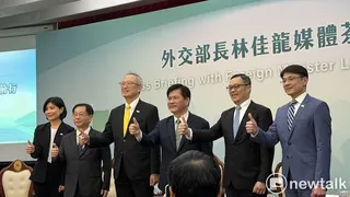 林佳龍在外交部舉辦媒體茶敘，分享過去1年外交工作的推動及展望。與會人士包括外交部政務次長吳志中（左三）、政務次長陳明祺（右二）、常務次長葛葆萱（左二）、發言人蕭光偉（右一）、國際傳播司司長張秀禎（左一）。 圖：高逸帆／攝