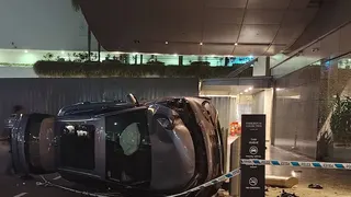 轿车与德士酒店门外相撞 母女游客受伤入院