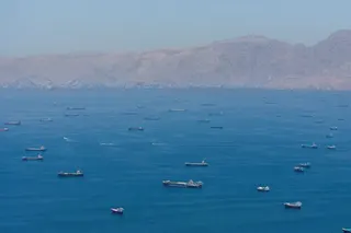 周一，停泊在霍尔木兹海峡的船只。控制这条水道是伊朗用来制衡美国的手段之一。