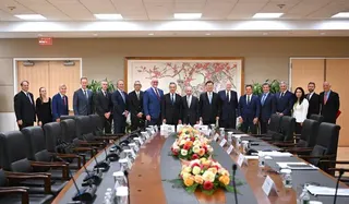 中國外交部長王毅27日在紐約同美國戰略和工商界人士舉行座談。（新華社）