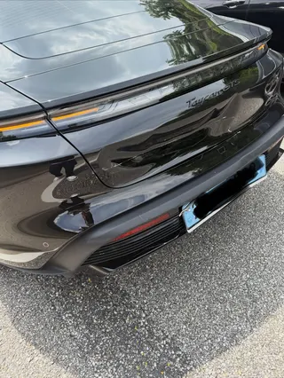 利特的車尾嚴重毀損，光是修車費就逼近台幣30萬元。翻攝IG@xxteukxx
