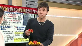 陳鴻示範用自己種植的植物打成汁。（年代提供）