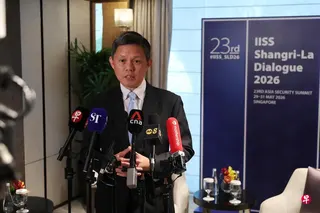 公共服务统筹部长兼国防部长陈振声在香会举行第二天接受媒体访问，谈及他与多国防长会面时所讨论的一些课题，包括维持海空通道开放、非传统安全威胁，以及防务科技的使用等。 （谢智扬摄）