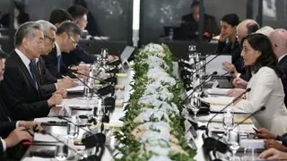 中国外交部长王毅（左）周五在渥太华，与加拿大外长阿南德（右）举行会谈。（图取自法新社）