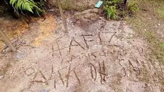 加斯琳达在白岩山山顶留下字迹报平安，成为搜救人员追查其行踪的重要线索。