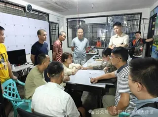 使館人員日前探視鋼鐵廠64名被菲羈押的大陸公民。（圖／翻攝微信公眾號「中國駐菲律賓大使館」）