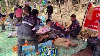 救援人员周六在寮国赛孙本省一处偏远山区临时搭建的帐篷里，为成功离开潮湿洞穴的幸存者盖上救生毯保暖。（图取自泰国救援潜水员面子书）