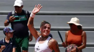 Oleksandra Oliynykova waves on court