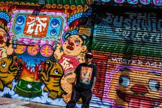 藝術家黑雞先生Mr. Ogay作品特色圍繞在顛覆世俗價值觀，並在繽紛色彩中隱藏對...