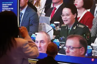 中国解放军军事科学院研究员赵蔚彬，星期六（5月30日）在第23届亚洲安全峰会（香格里拉对话，简称“香会”）上向美国战争部长赫格塞斯提问。 （谢智扬摄）