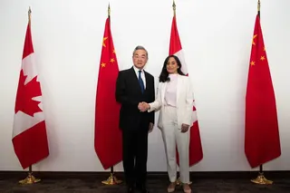 中共政治局委员、中国外交部长王毅（左）当地时间星期五（5月29日）在渥太华同加拿大外长阿南德举行会谈。（新华社）