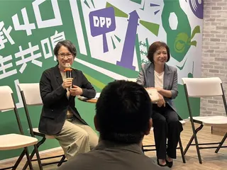 民進黨30日下午在台中市長參選人、立委何欣純市政辦公室舉辦創黨40周年慶青年座談會台中場活動，副總統蕭美琴偕何欣純與青年代表們座談。（馮惠宜攝）
