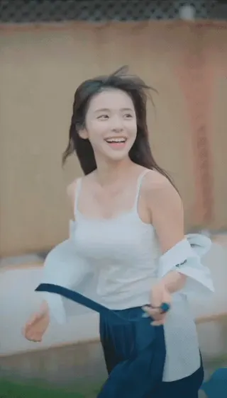 不只北一女「李多慧附中制服」舊片被挖！鈕扣噴開「雙側領域全洩」網開酸