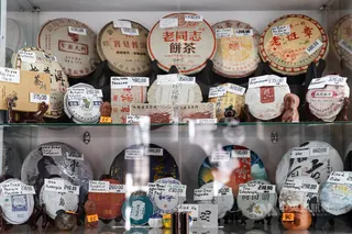 烏東前線城市斯拉維揚斯克街頭出現茶店，販售普洱、烏龍等中式茶品，玻璃櫃內陳列「老同志茶餅」、「宮廷普洱」、「老班章」等不同普洱茶磚，售價約200至1000荷林夫納（約新台幣140至700元）不等。中央社記者陳彥婷斯拉維揚斯克攝 115年5月30日